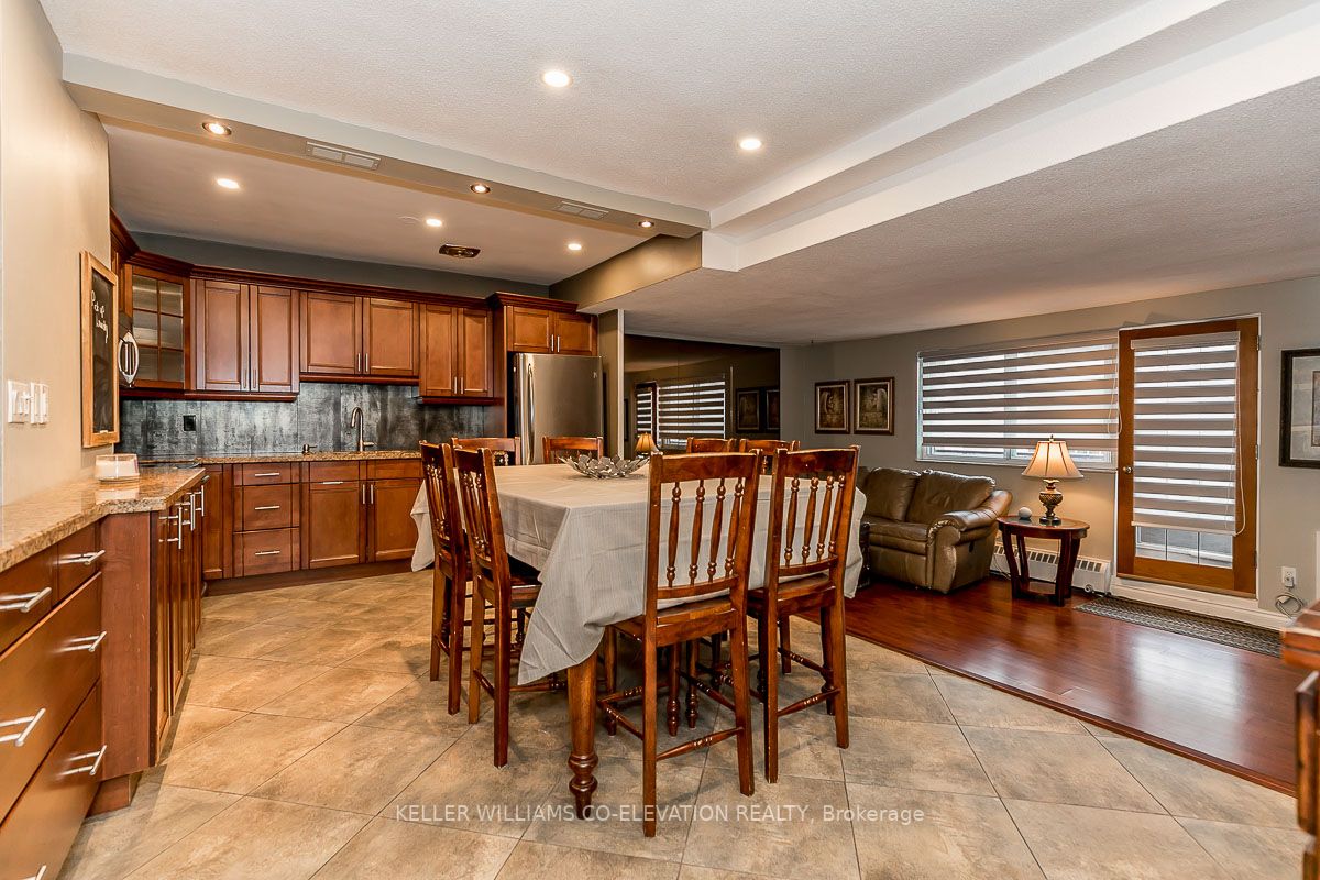 15 Elizabeth St N, #704