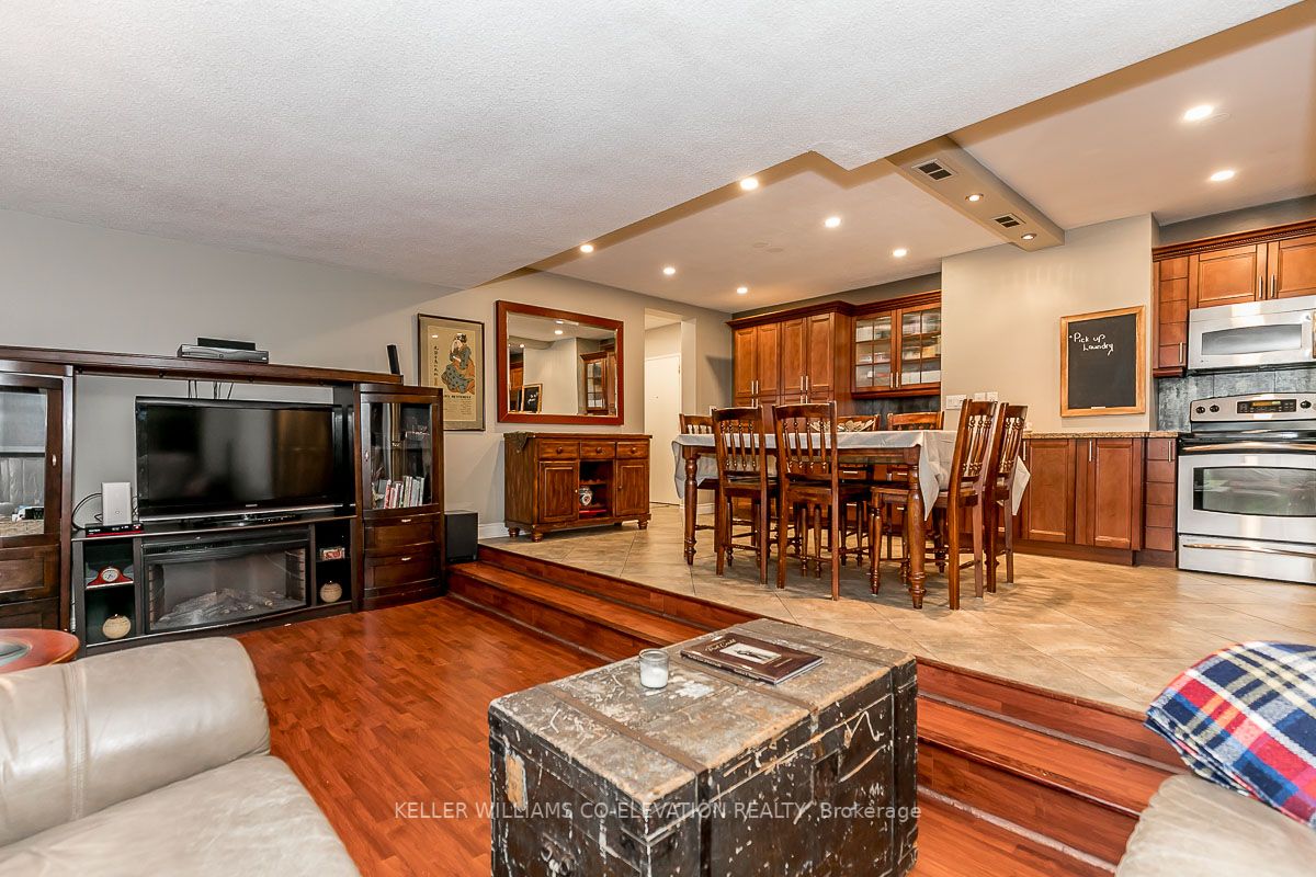 15 Elizabeth St N, #704