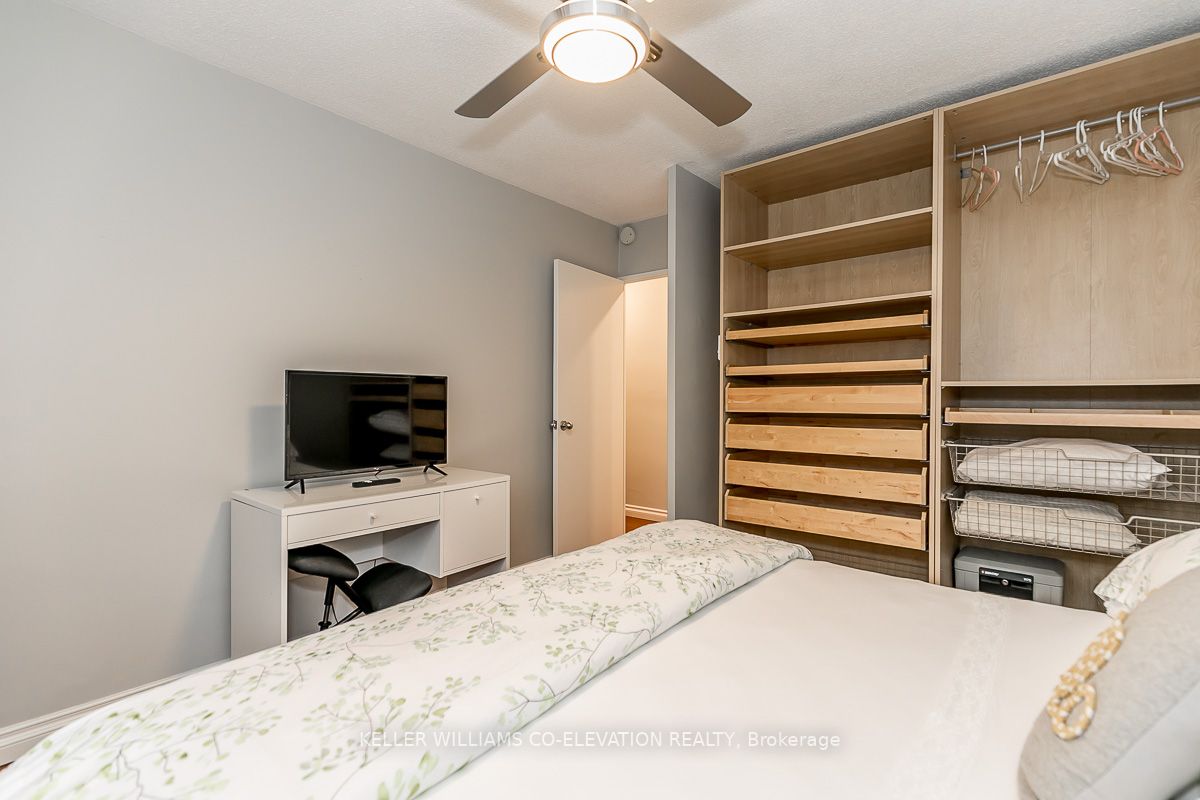 15 Elizabeth St N, #704