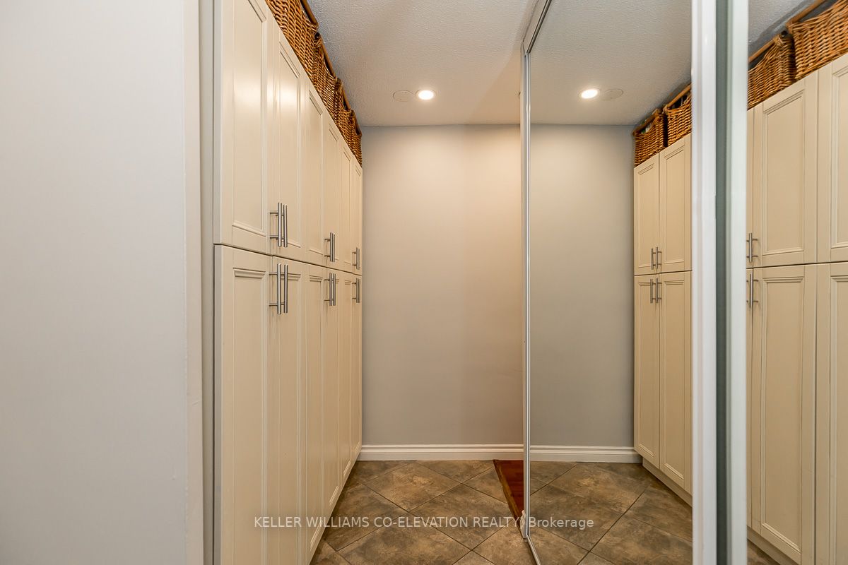 15 Elizabeth St N, #704