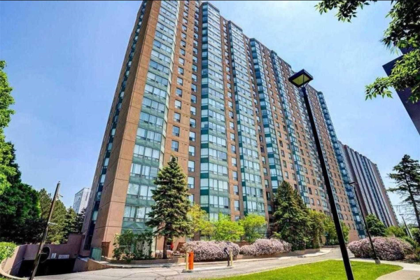 135 Hillcrest Ave, Mississauga