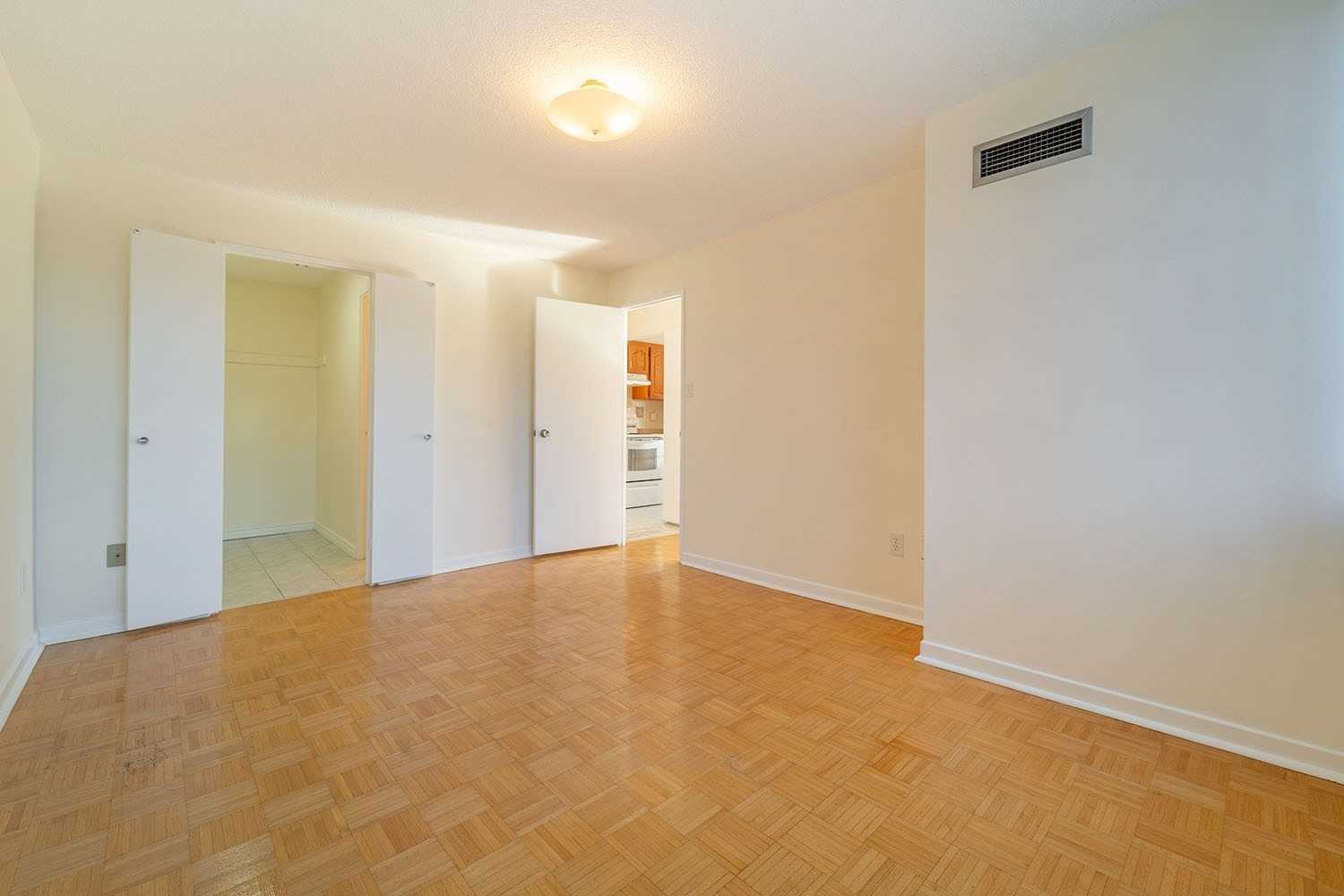 1300 Mississauga Valley Boulevard, #211