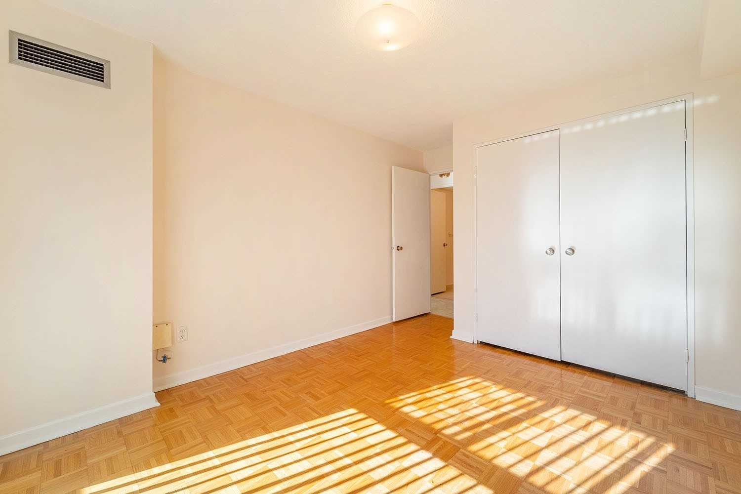 1300 Mississauga Valley Boulevard, #211