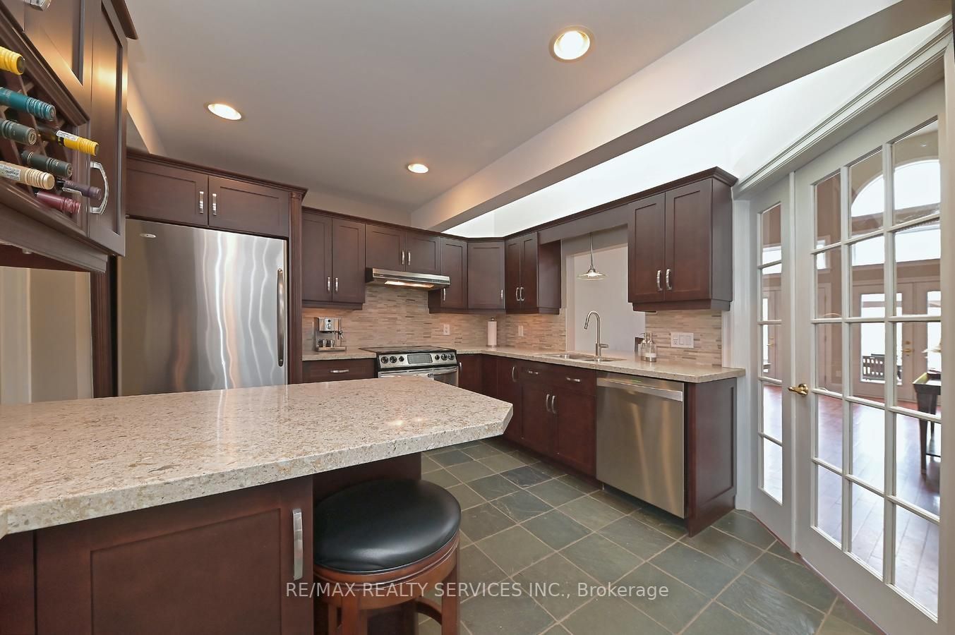 112 Elizabeth St S