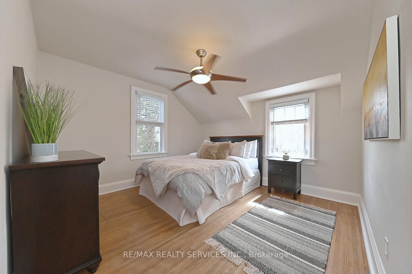 112 Elizabeth St S
