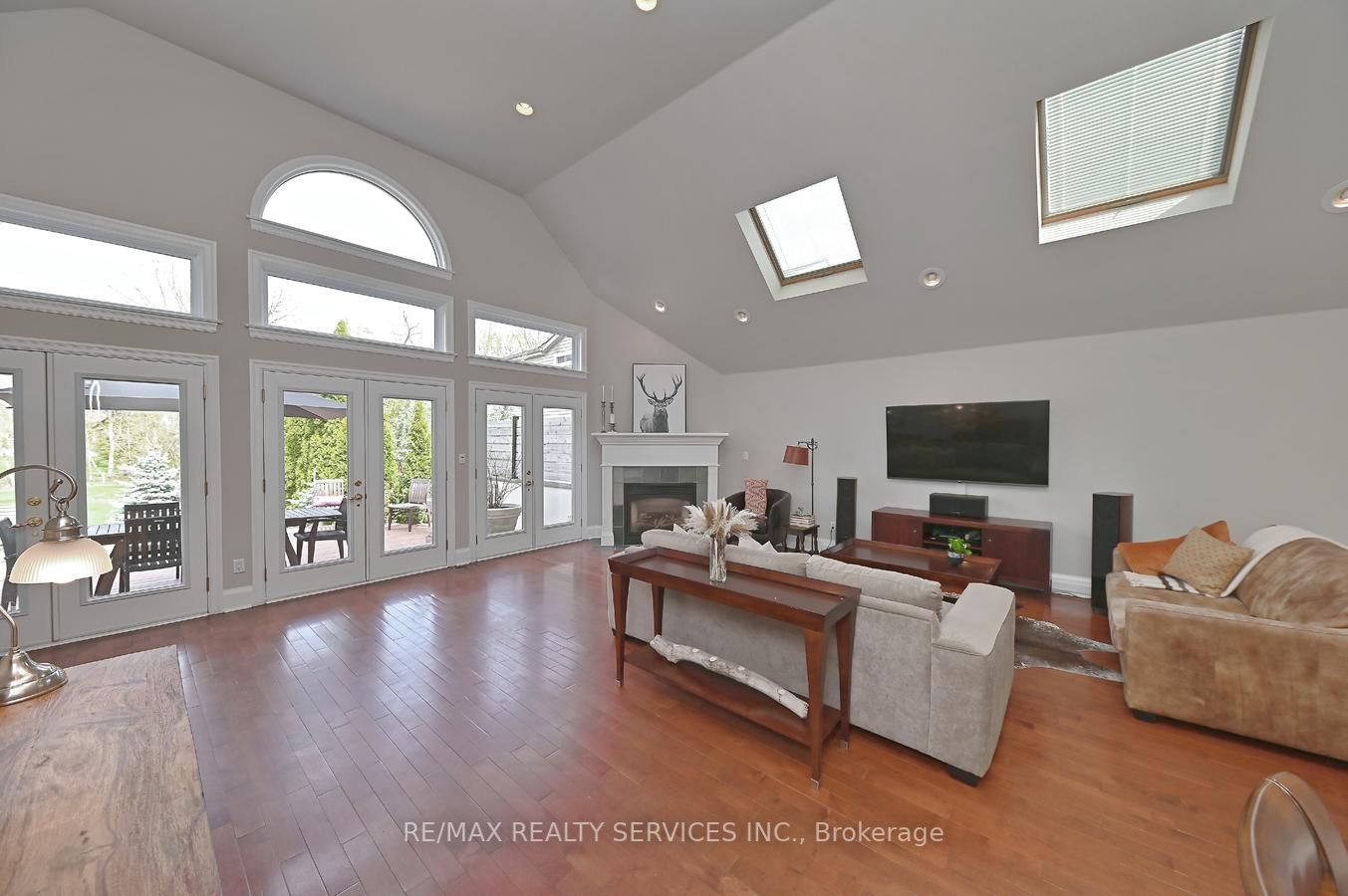 112 Elizabeth St S