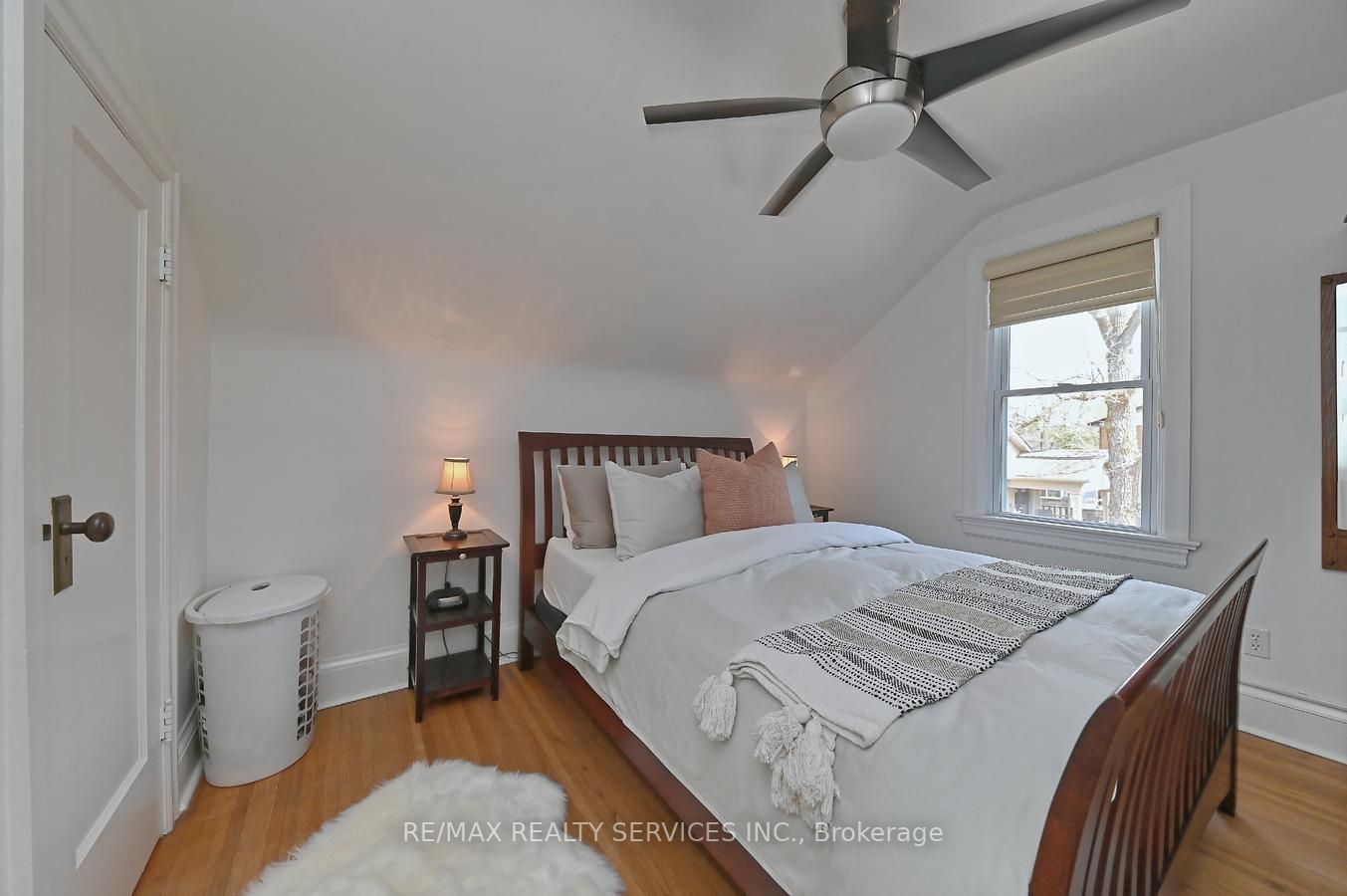 112 Elizabeth St S