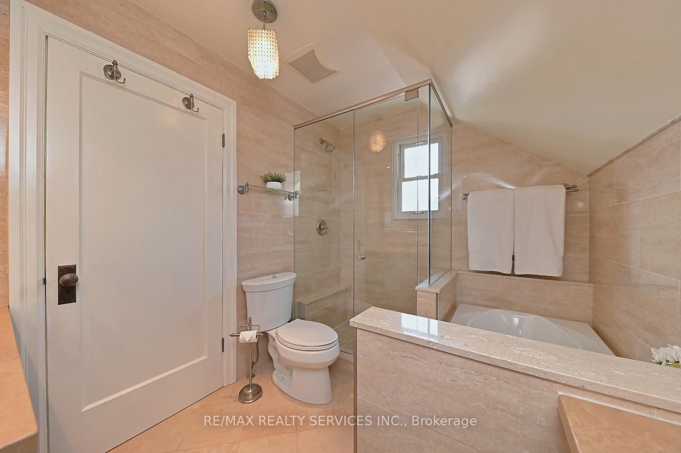 112 Elizabeth St S