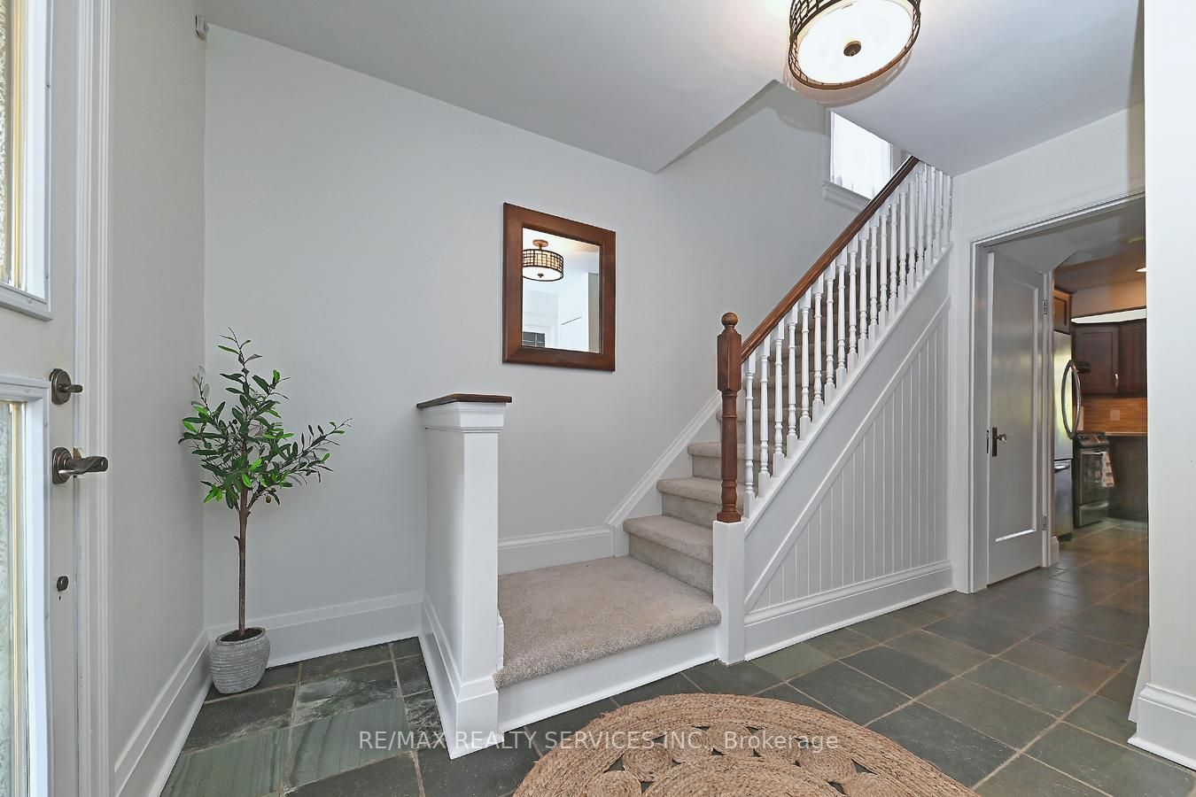 112 Elizabeth St S