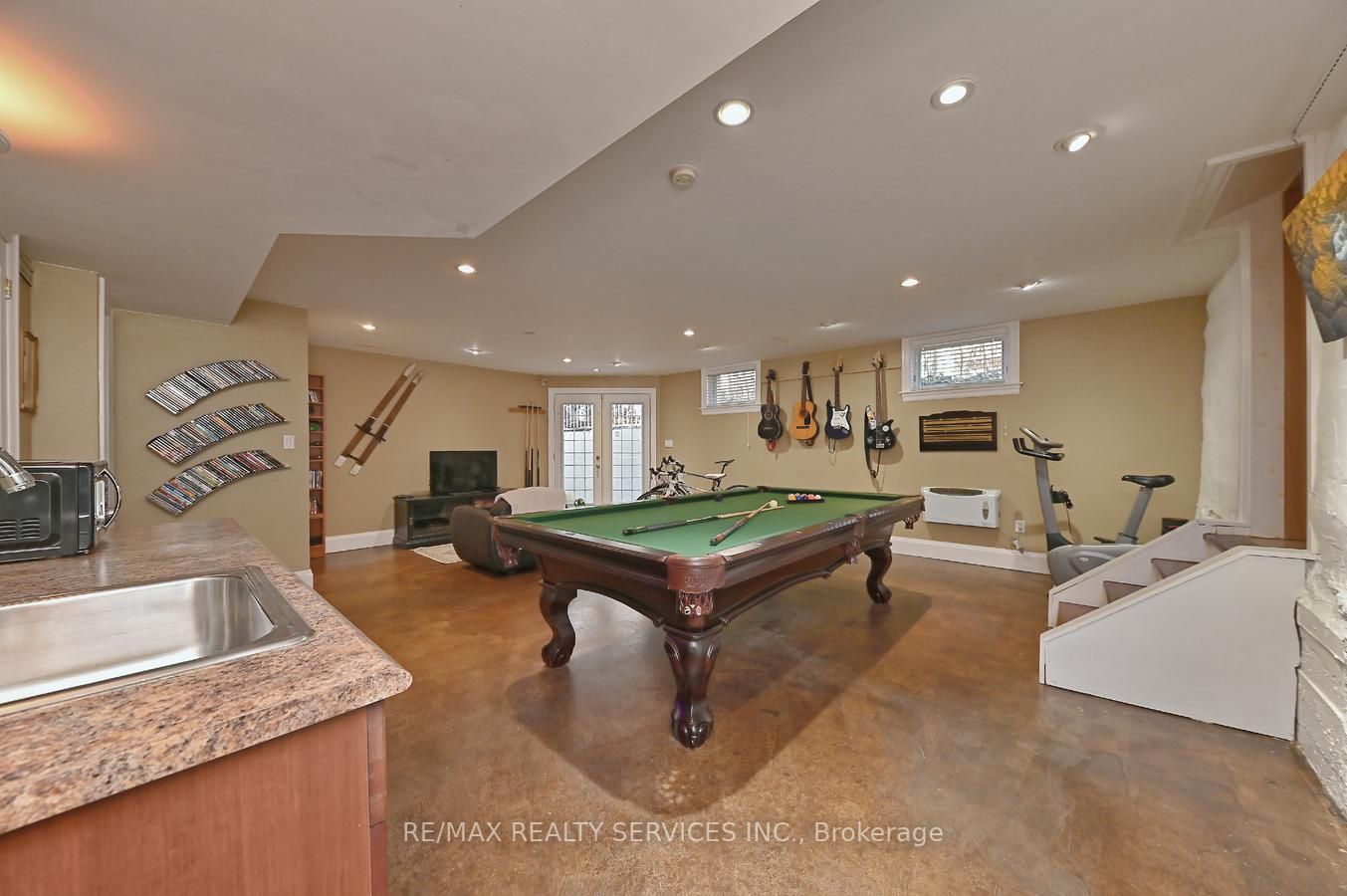 112 Elizabeth St S