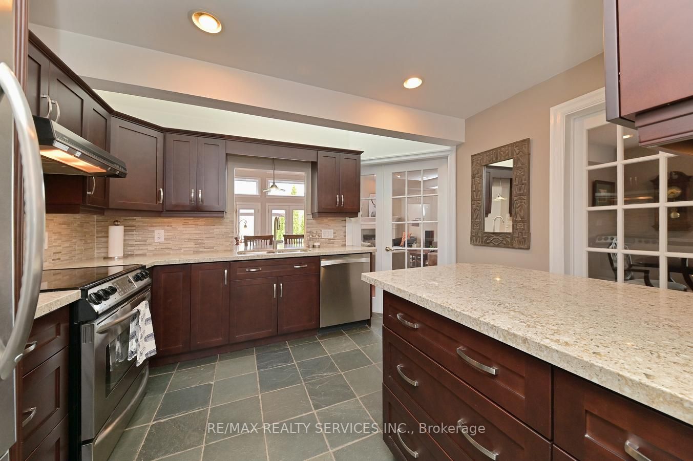 112 Elizabeth St S