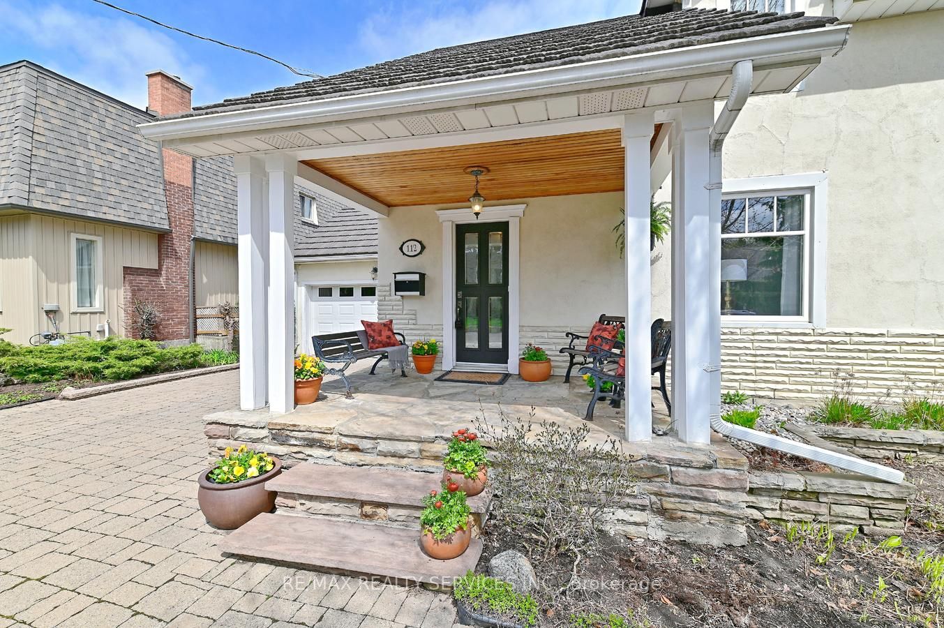 112 Elizabeth St S