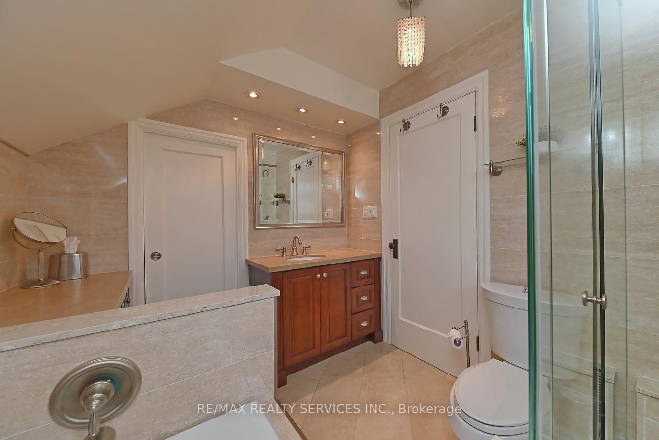 112 Elizabeth St S