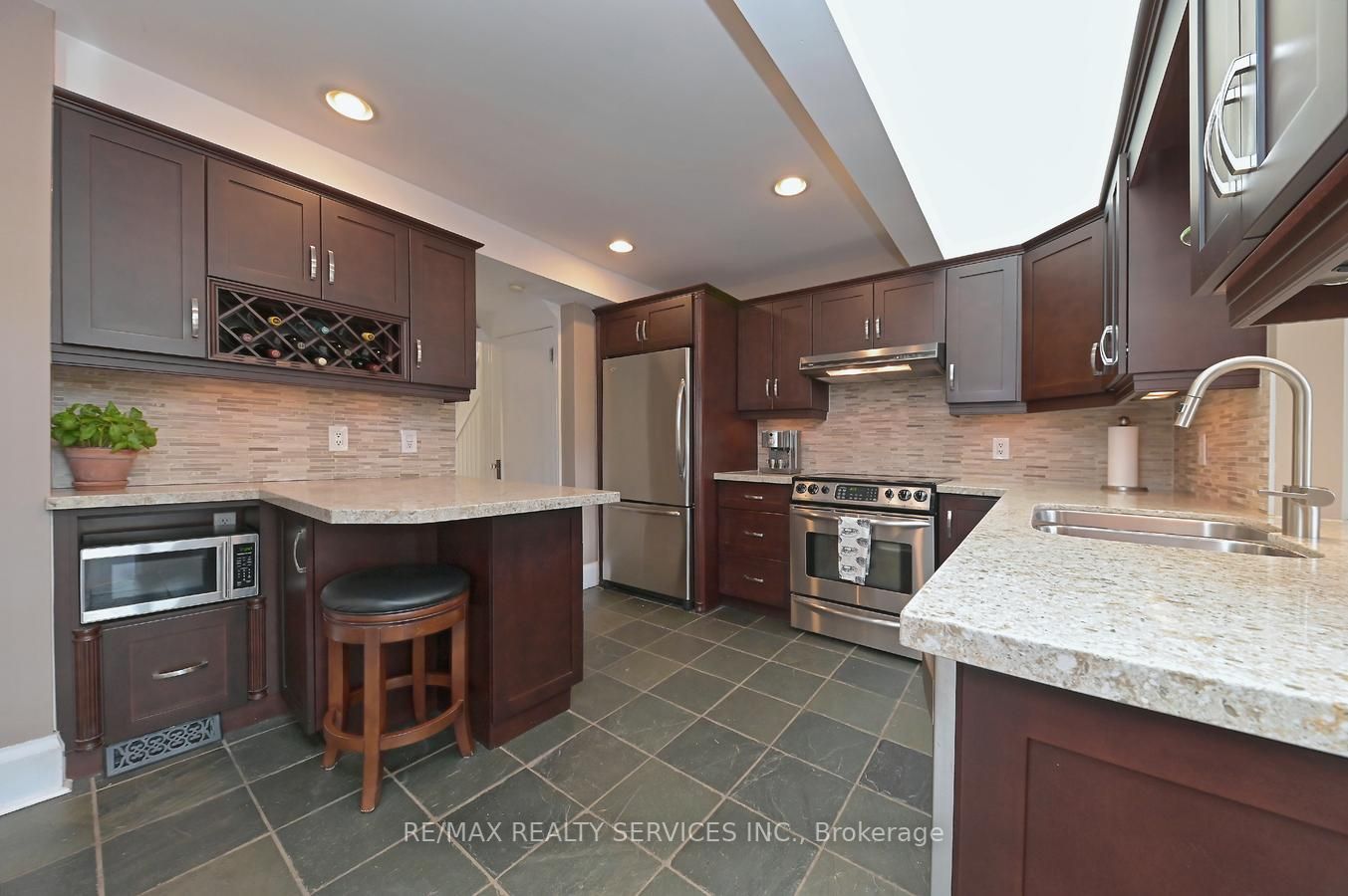 112 Elizabeth St S