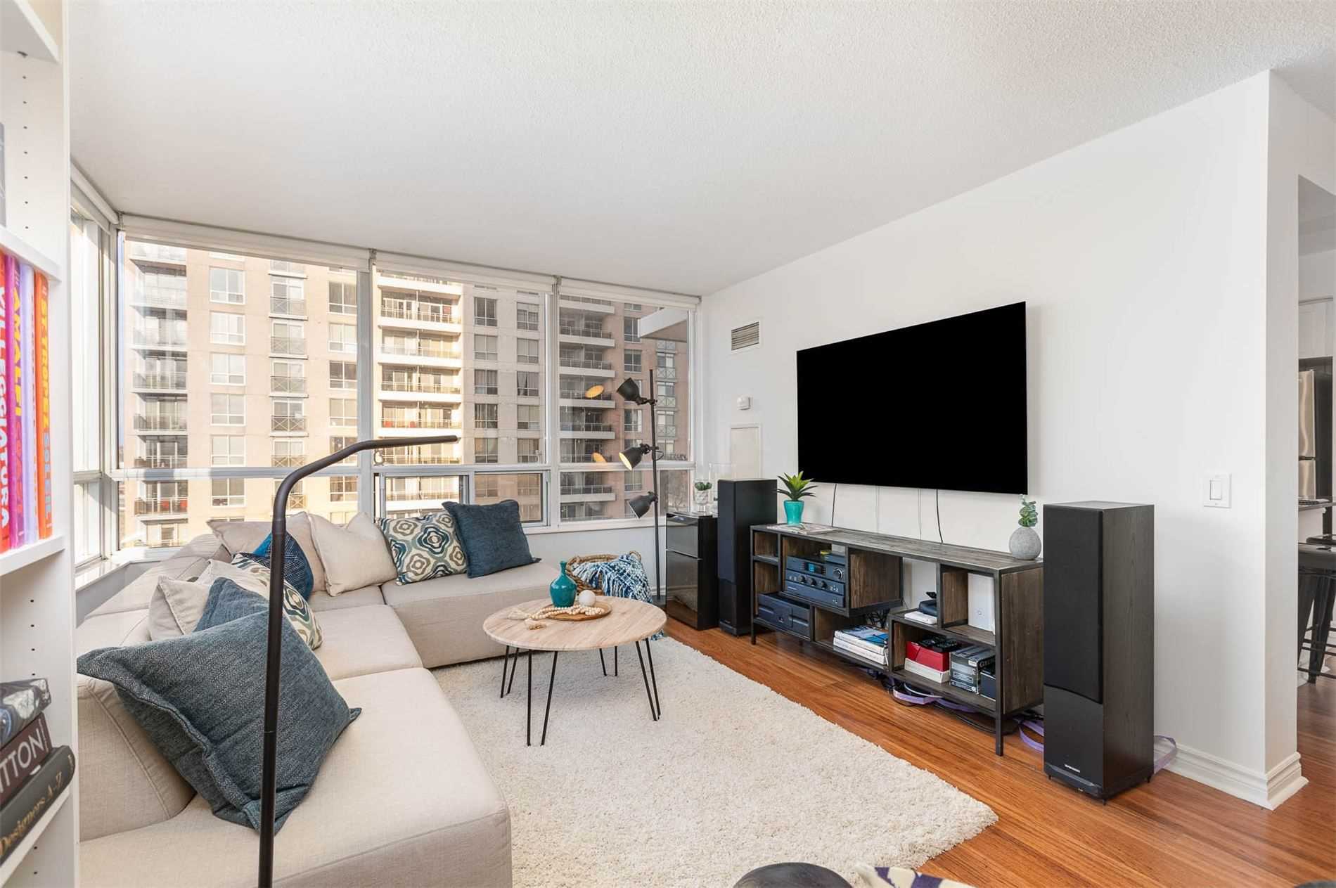 5233 Dundas St W, #720