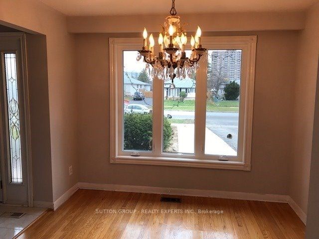 92 Silverstone Dr