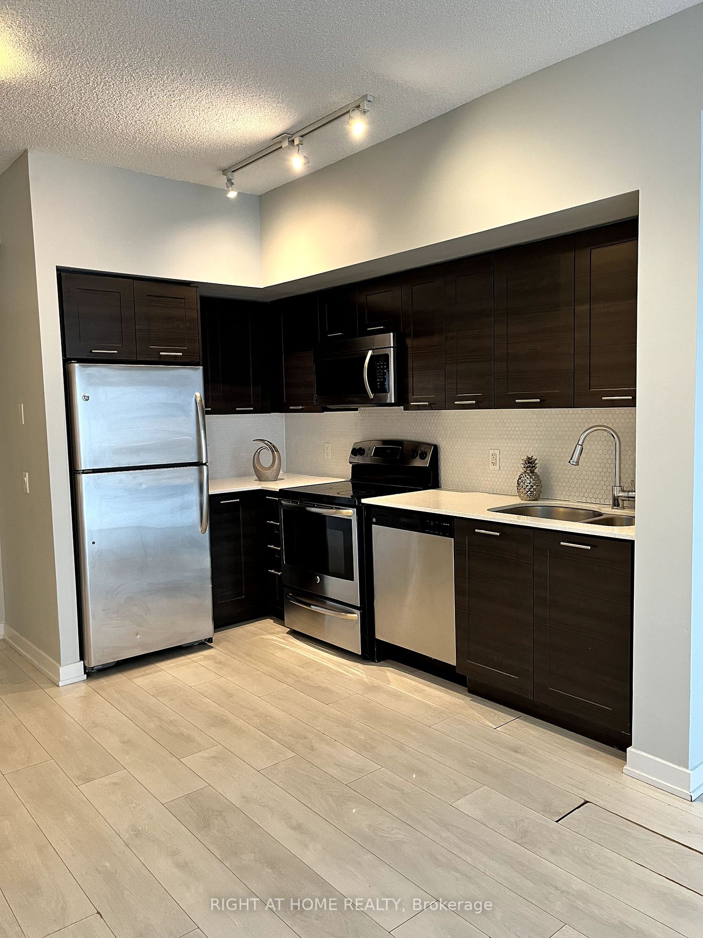 Listing W5925464 - Large Photo # 3