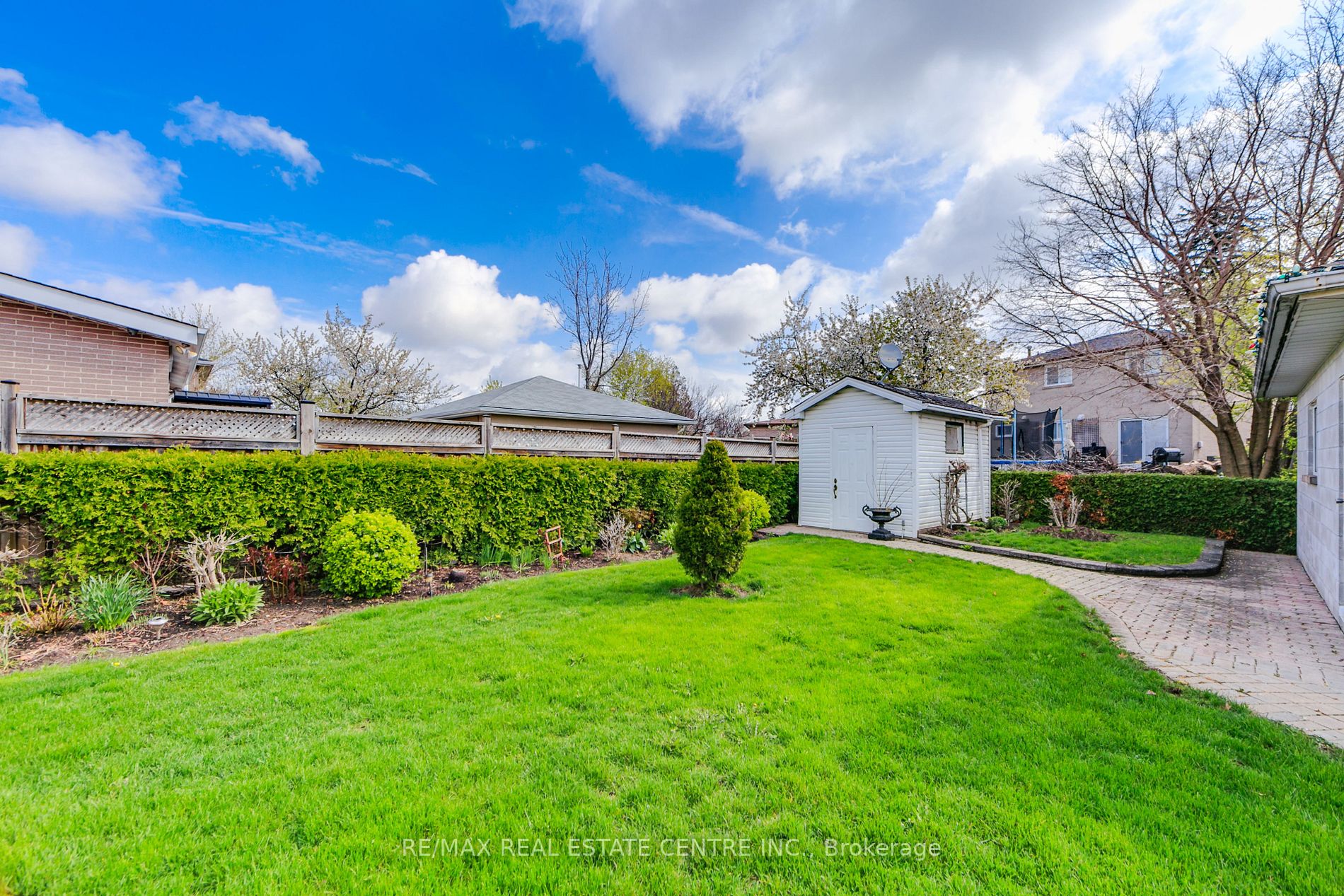 83 Hullmar Dr