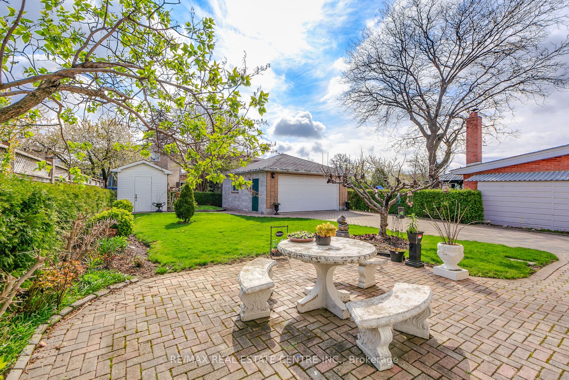 83 Hullmar Dr