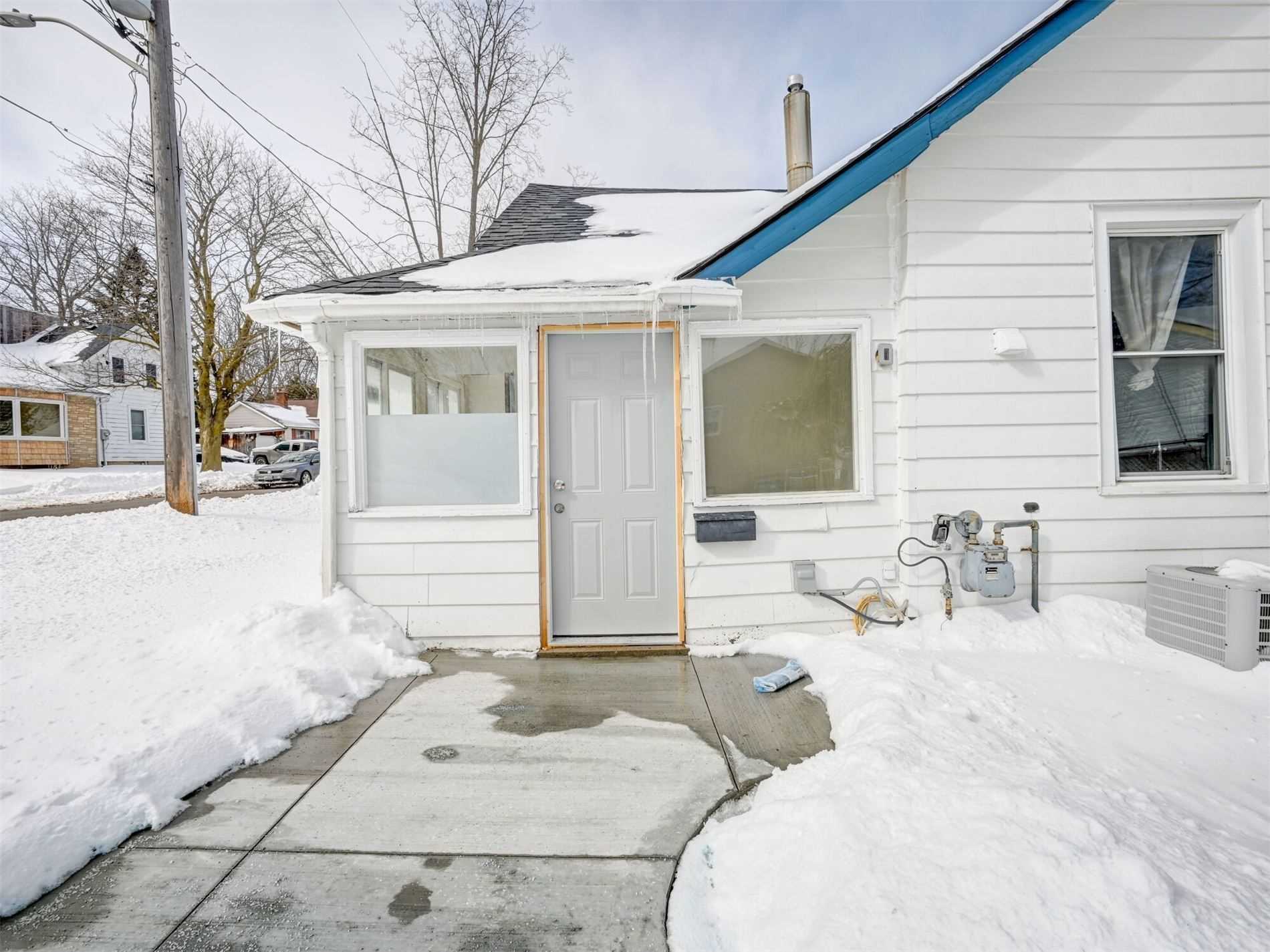 37 John St