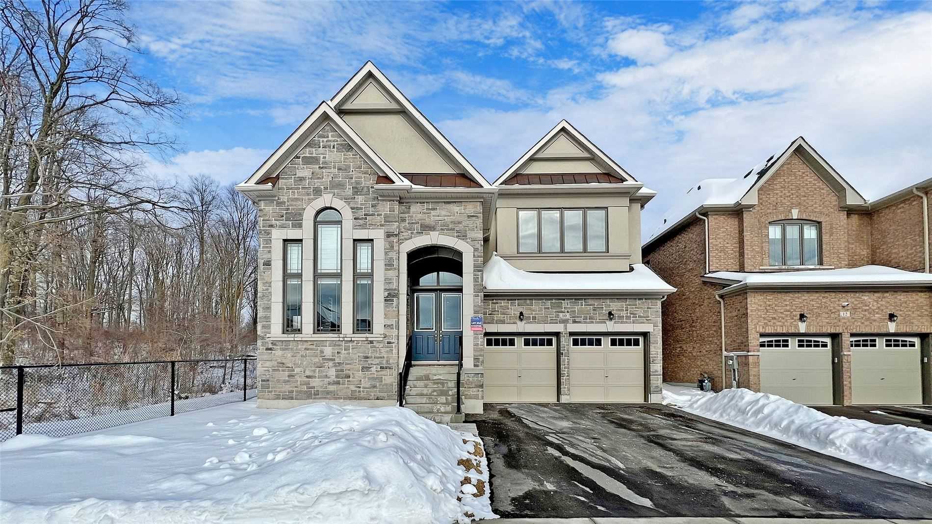10 Moonstruck St