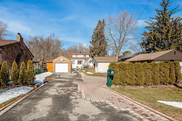 1345 St James Ave, Mississauga