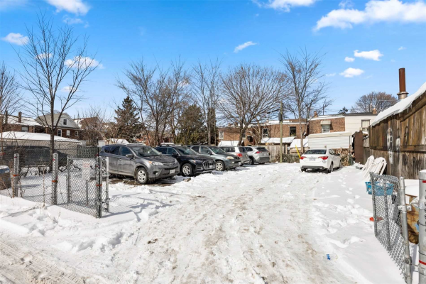 17 (R) Pryor Ave, Toronto