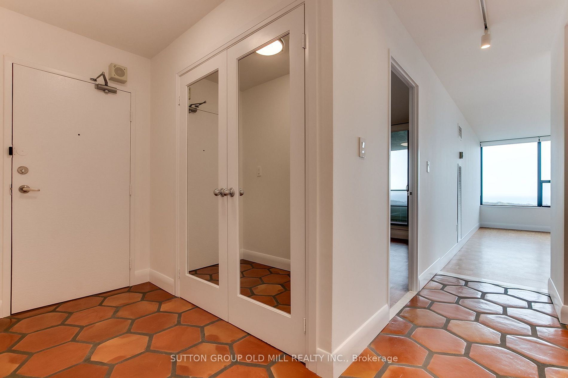 50 Quebec Ave, #1902