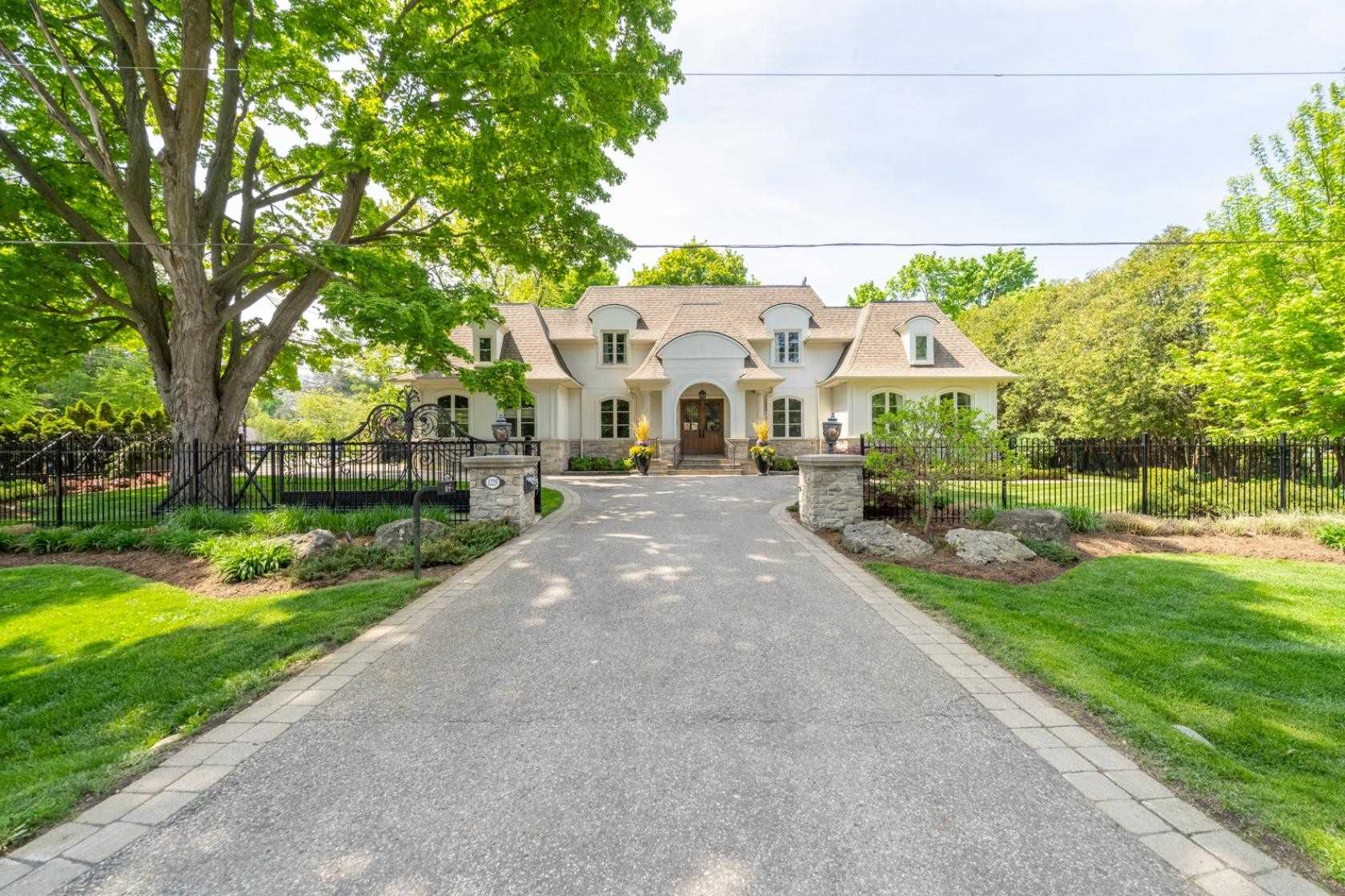 1225 Lawrence Cres