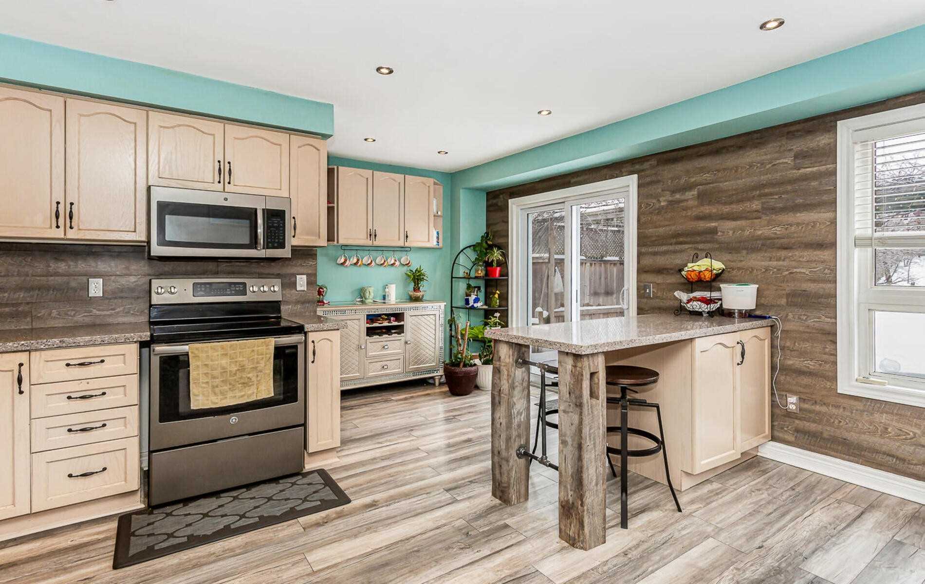 118 Mowat Crescent
