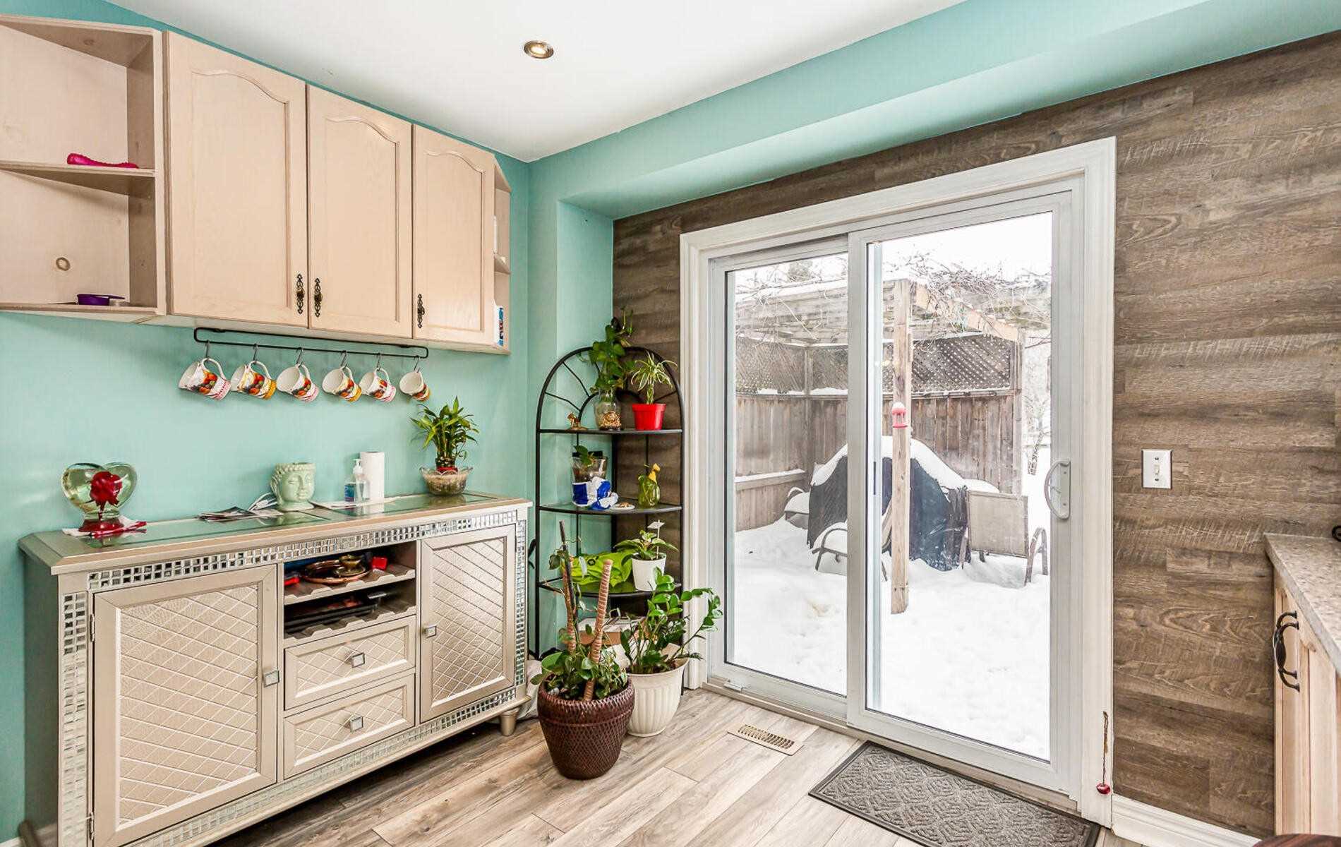 118 Mowat Crescent
