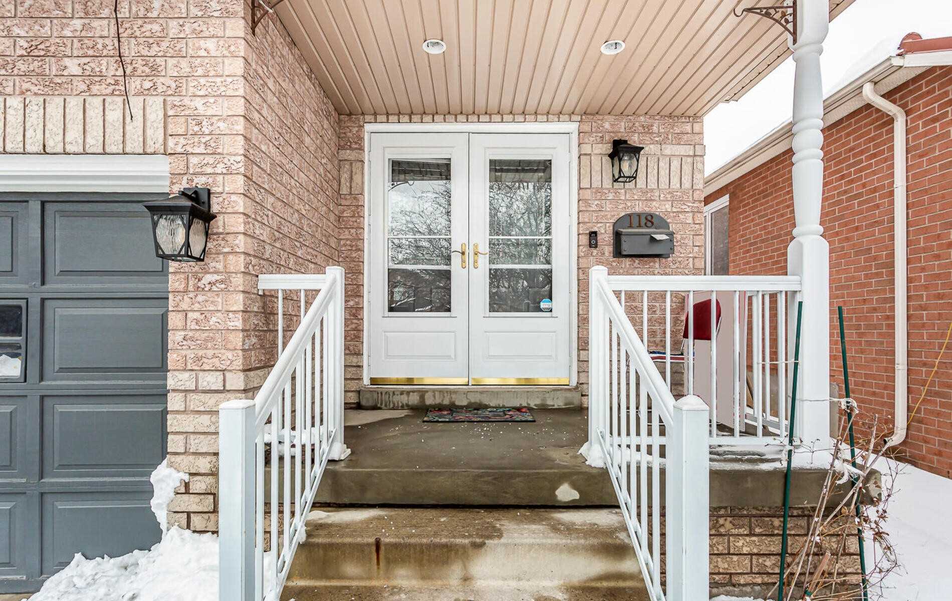 118 Mowat Crescent