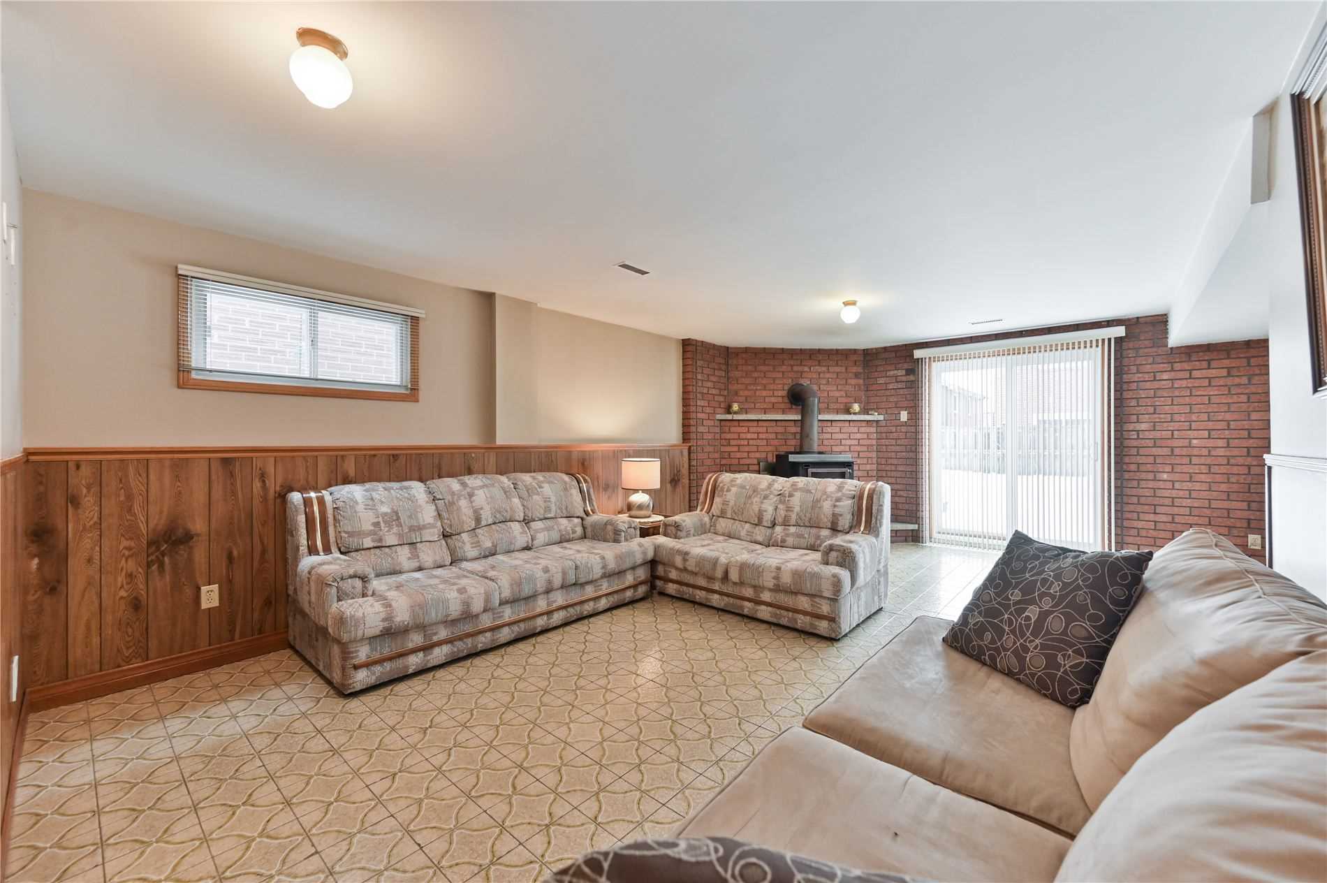 924 Lovingston Crescent