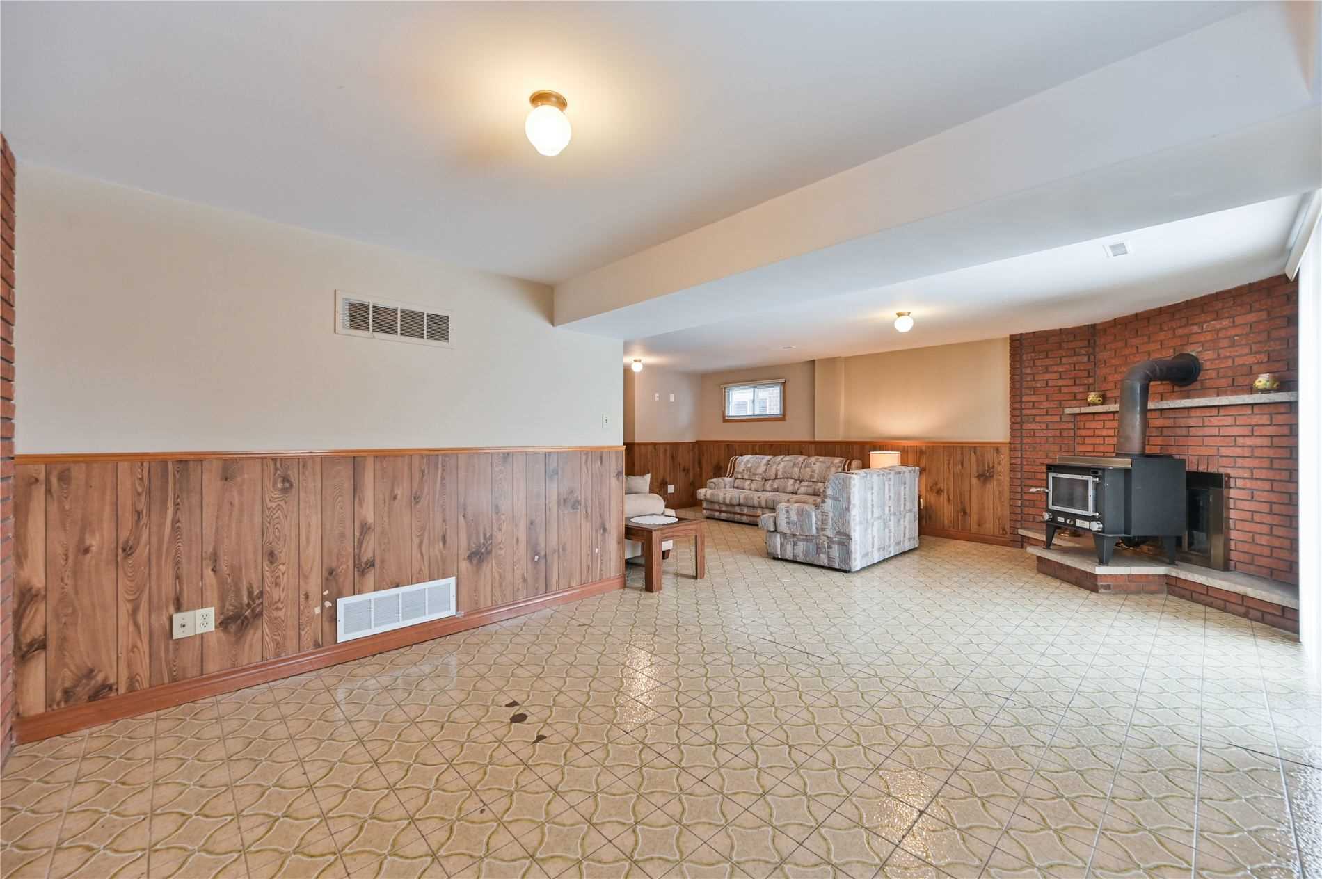 924 Lovingston Crescent