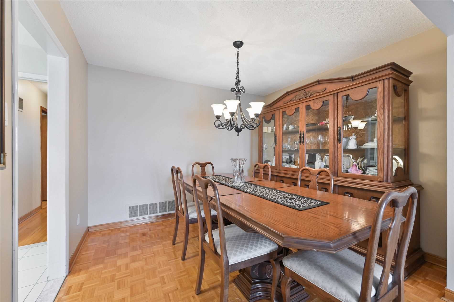 924 Lovingston Crescent