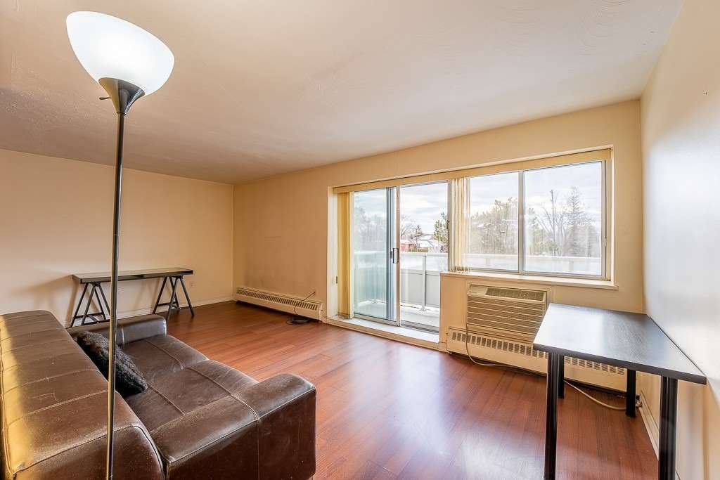 Listing W5937973 - Large Photo # 3