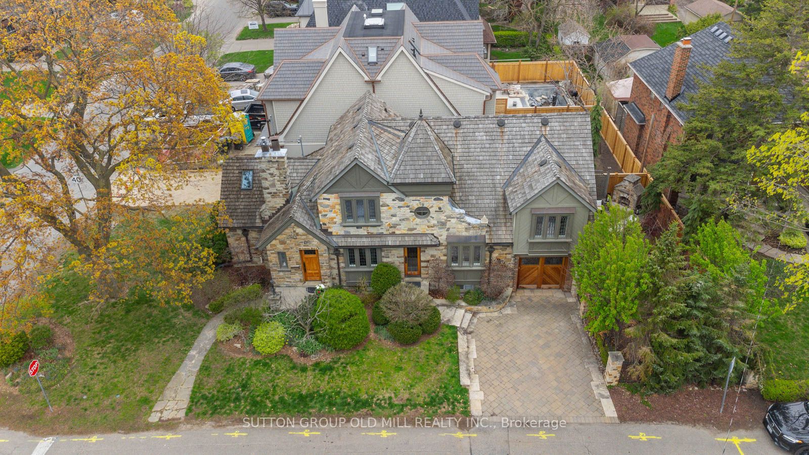 231 Grenview Blvd S