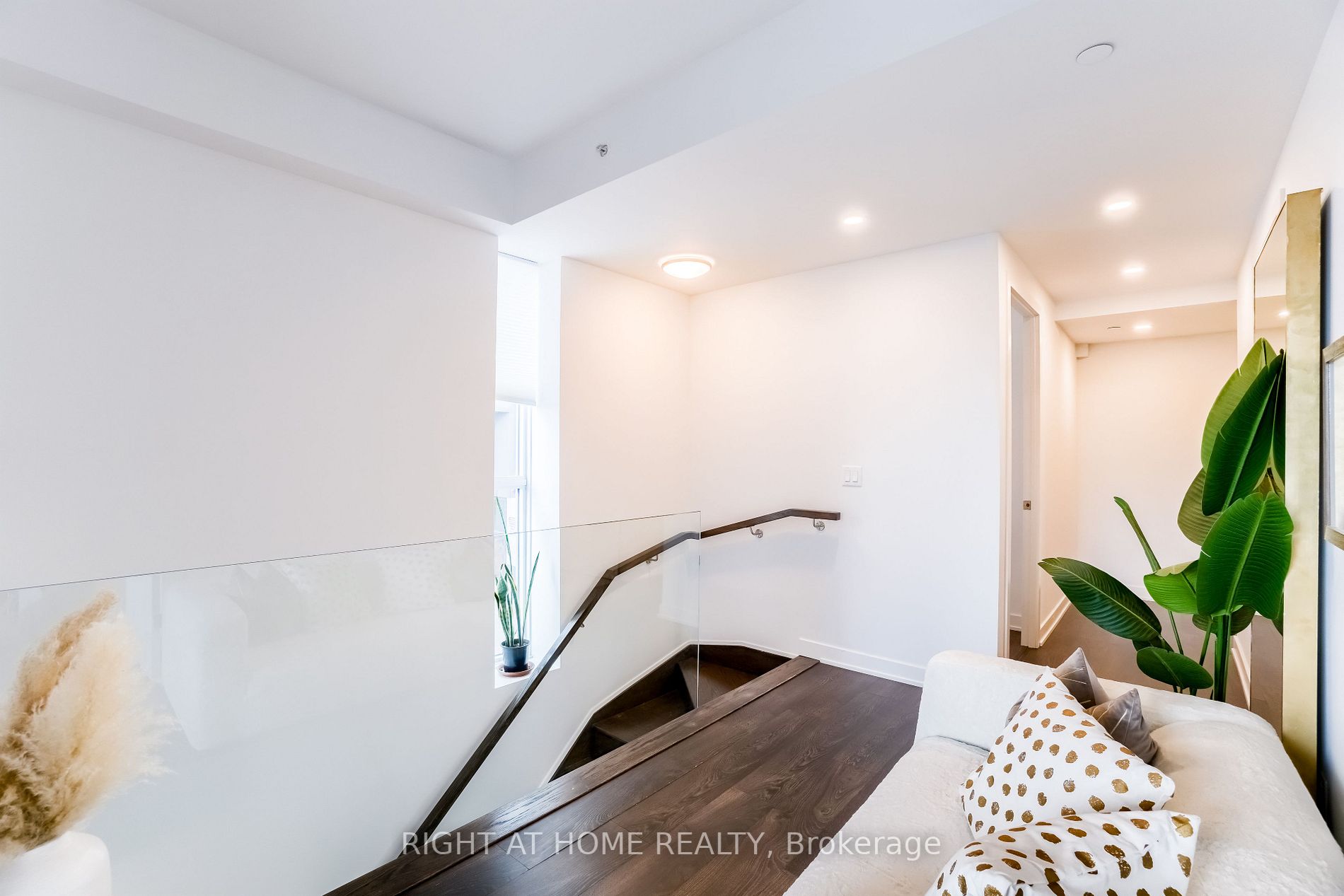 5260 Dundas St, #C221