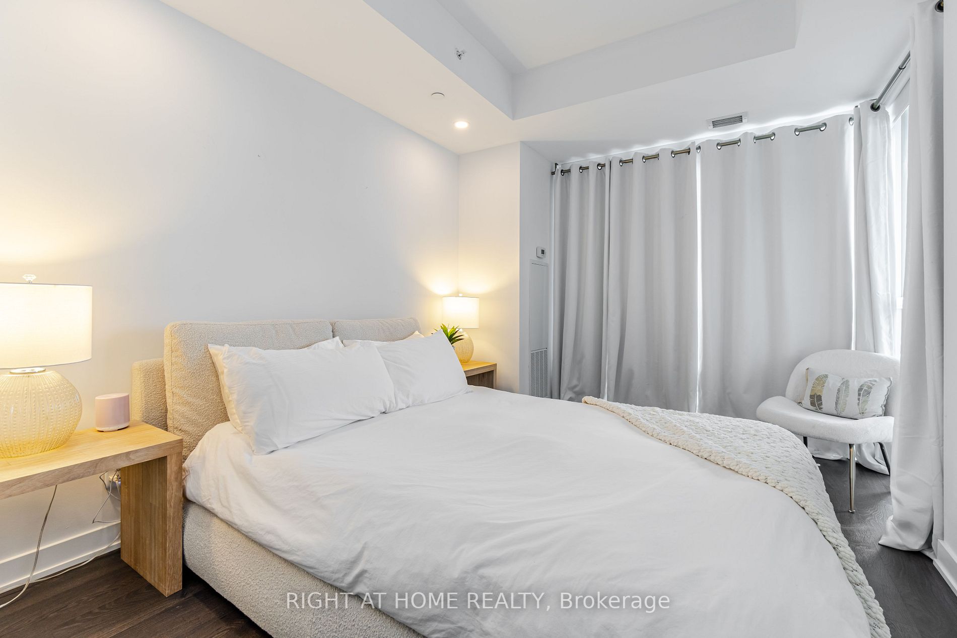 5260 Dundas St, #C221