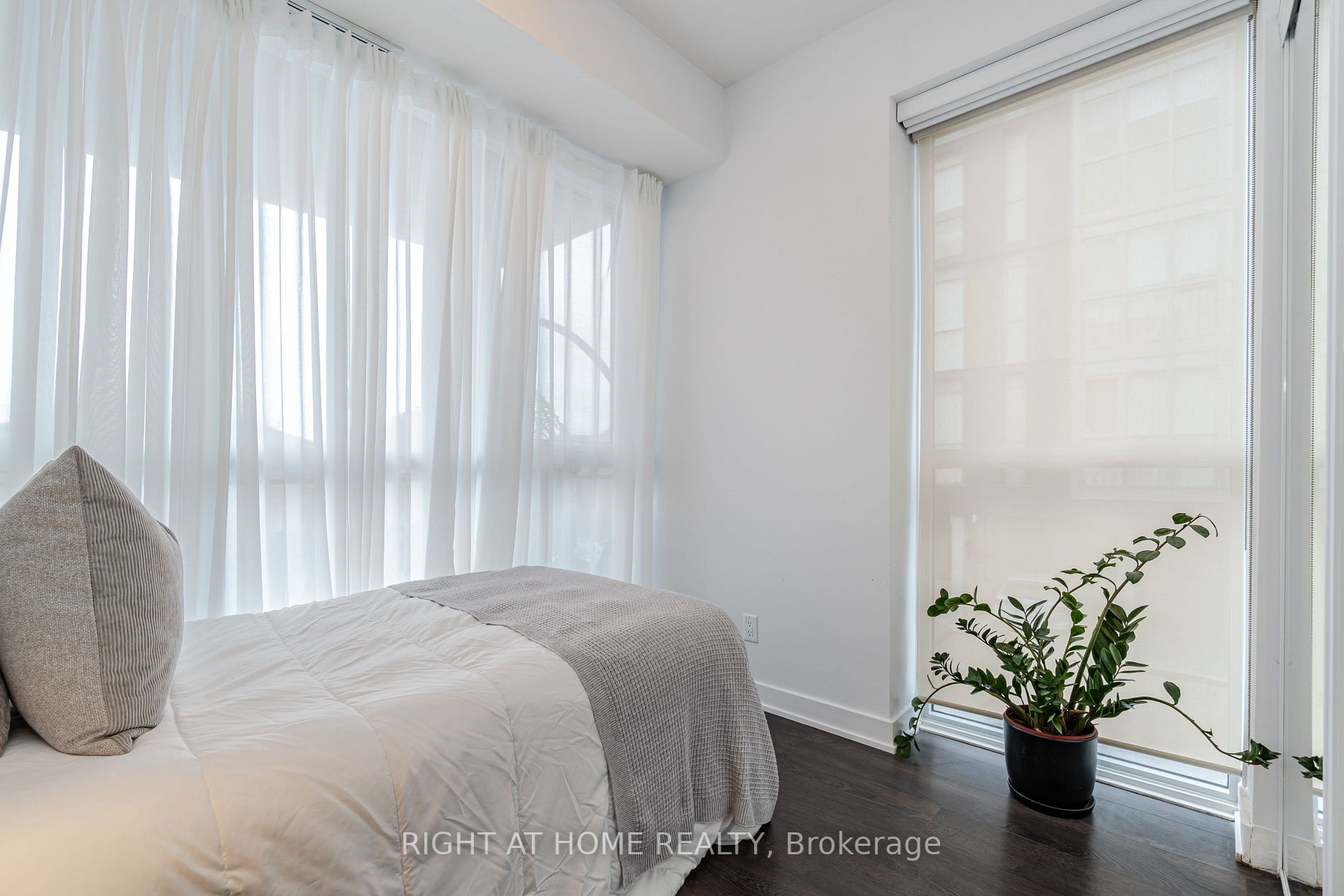 5260 Dundas St, #C221