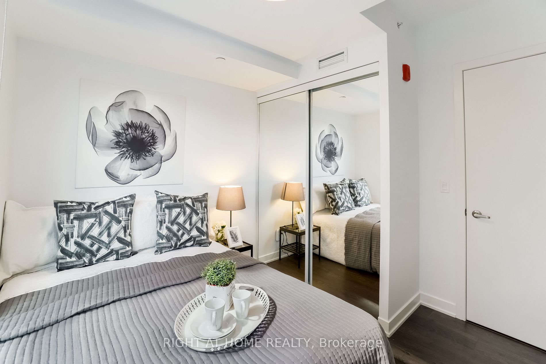 5260 Dundas St, #C221