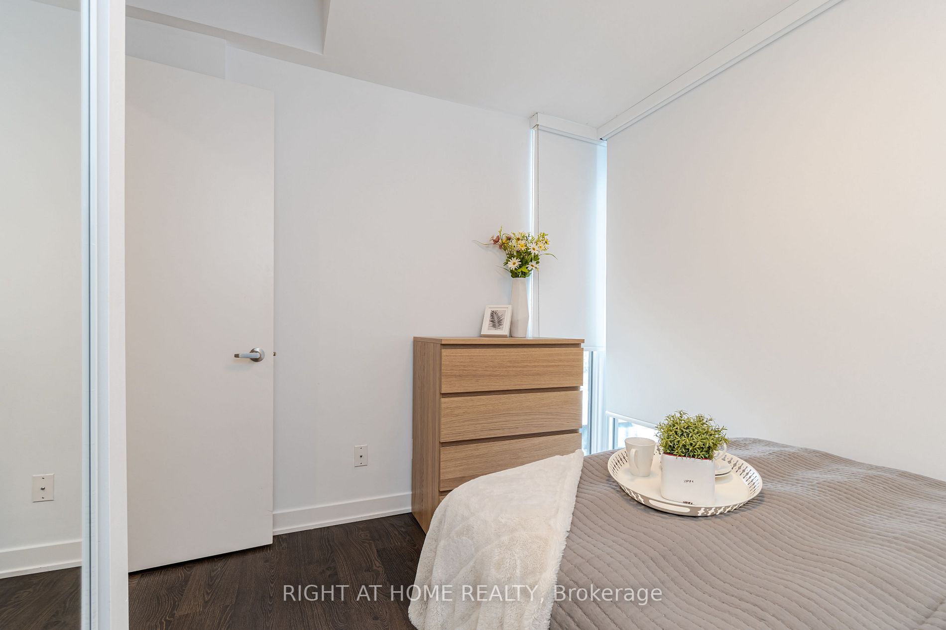 5260 Dundas St, #C221
