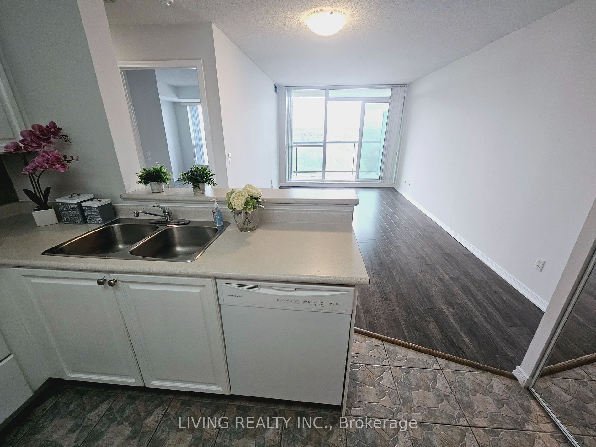 Listing W5943576 - Large Photo # 6