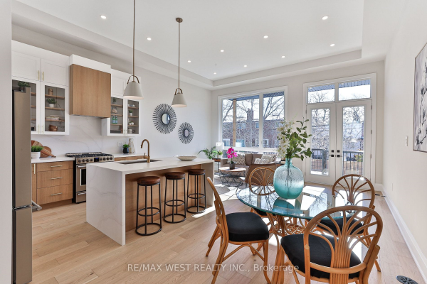 25A Roseland Dr, Toronto
