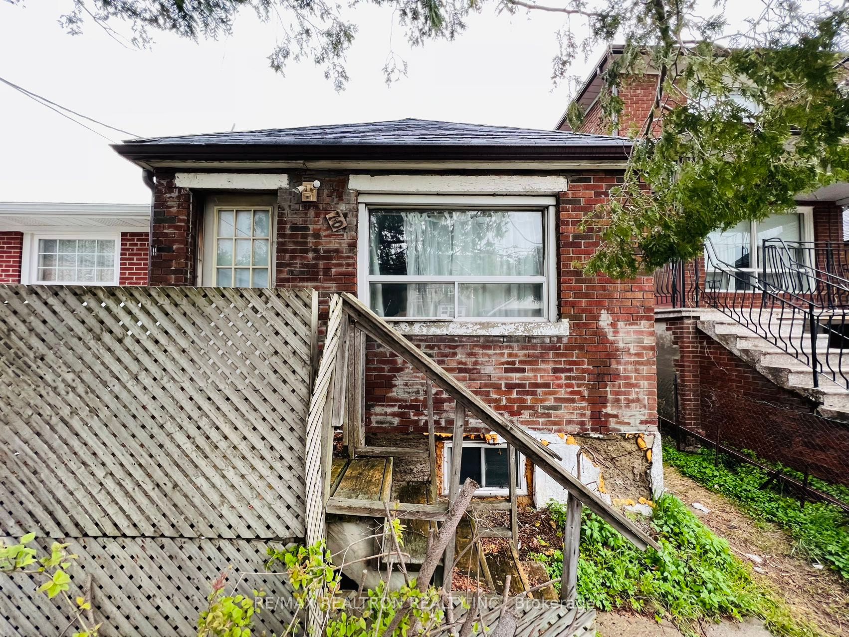 70 Dunraven Dr