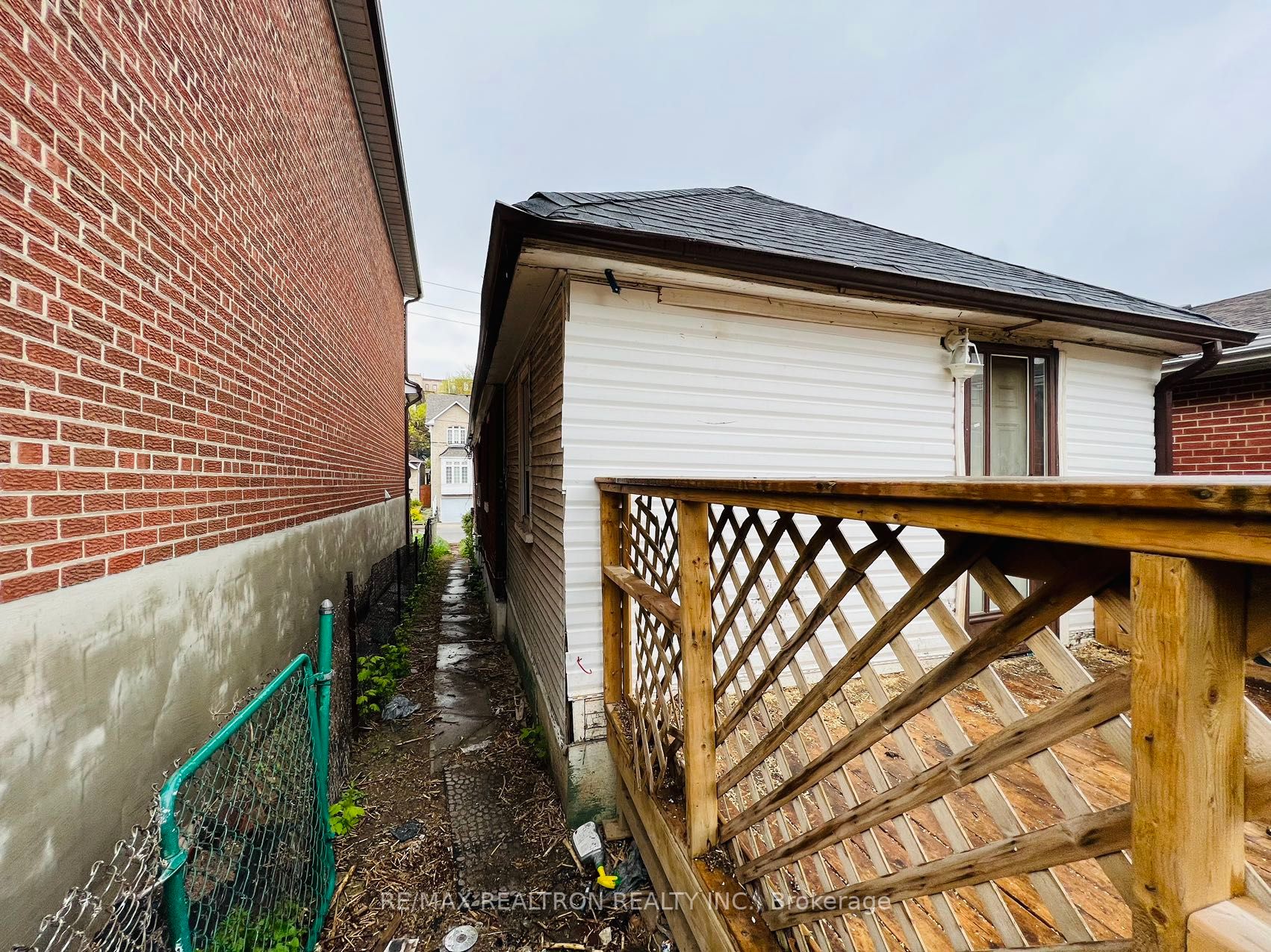 70 Dunraven Dr