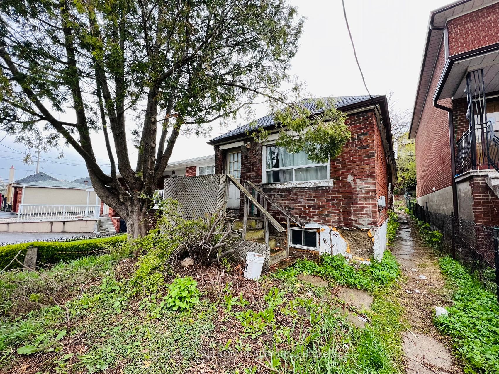 70 Dunraven Dr