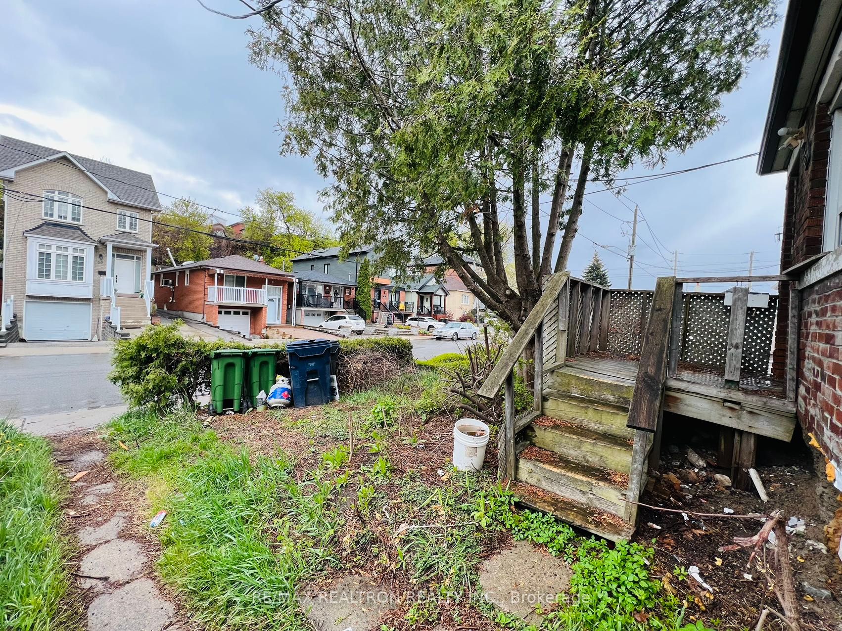 70 Dunraven Dr