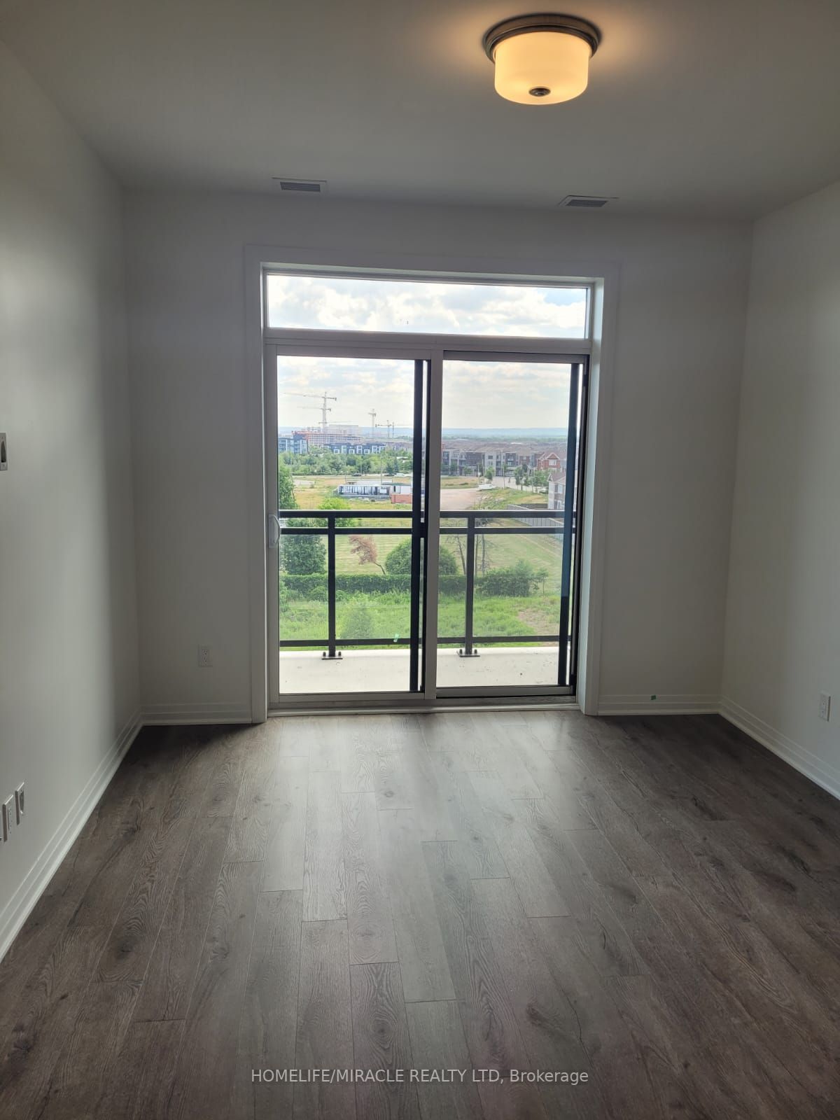 95 Dundas St W, #421