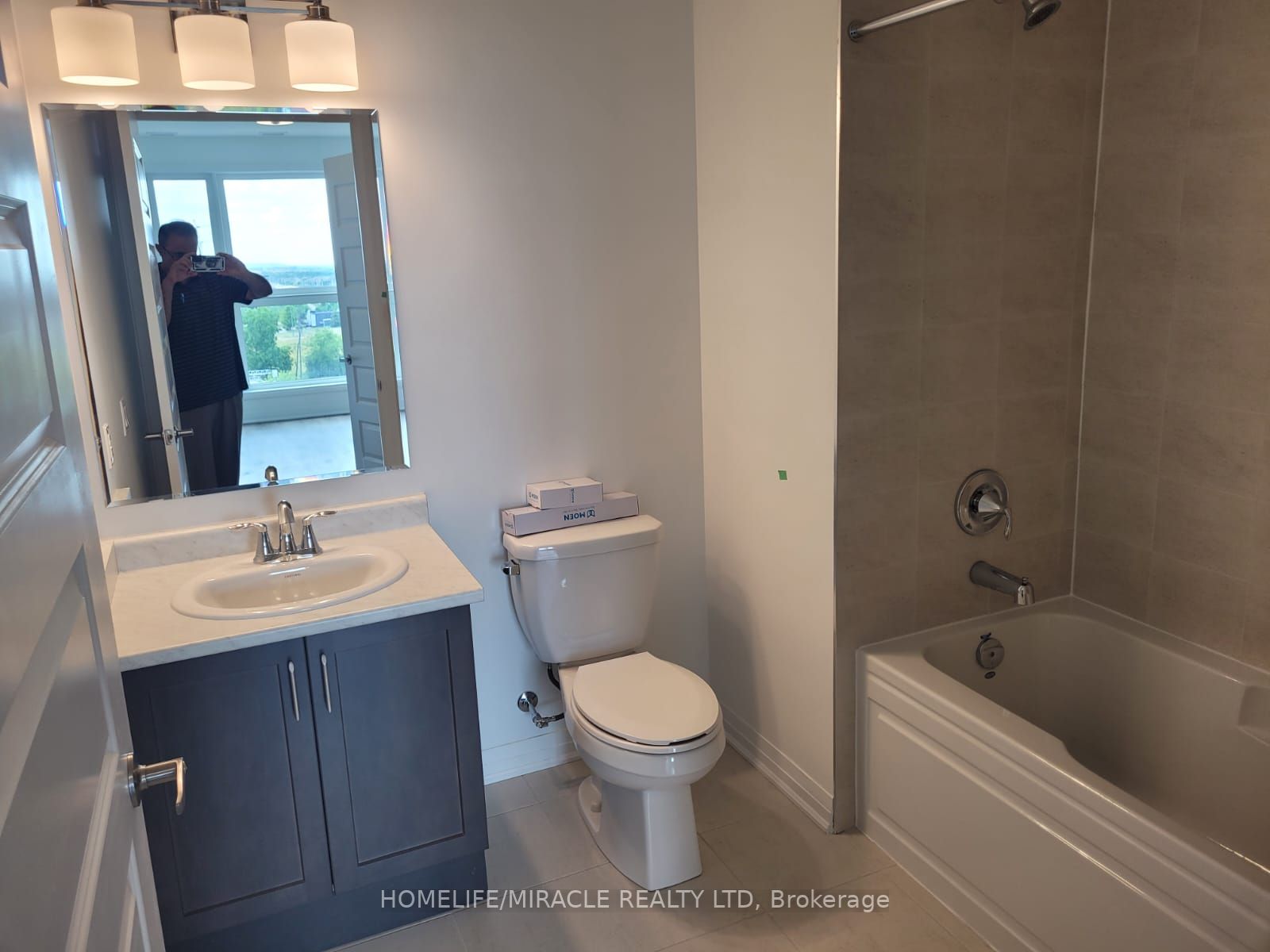 95 Dundas St W, #421